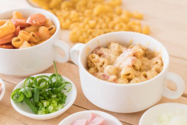 makarna peynir ve jambon