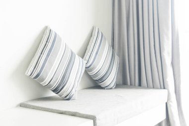 Oturma odasında kanepe dekorasyon güzel yastık 