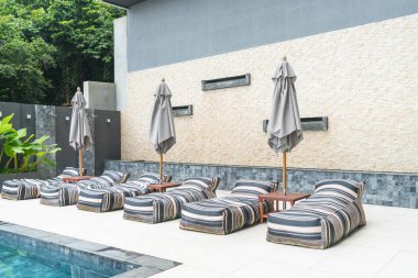 Güzel lüks otel havuzu resort yüzme havuzunda 