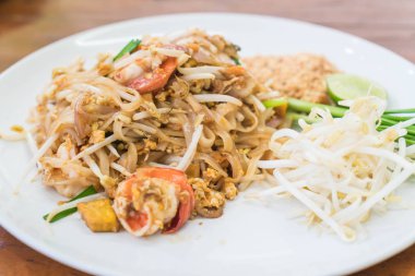 Karides veya karides Keçe Tay ile tavada kızartılmış erişte 