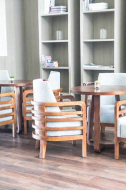 Teraslı bir salon Tablo ayarı 