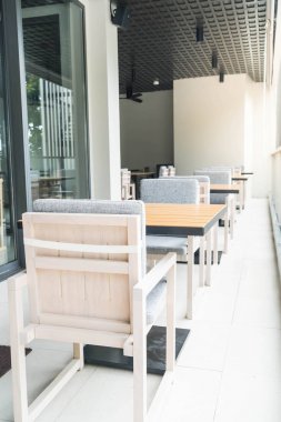 Boş kaldırım kafe sandalye ile 