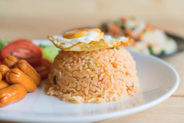 sosis ve kızarmış yumurta ile kızarmış pilav