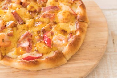 Ev yapımı hawaiian deniz ürünleri pizza