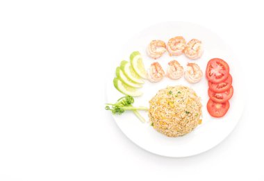 Kızarmış pirinç ve karides.