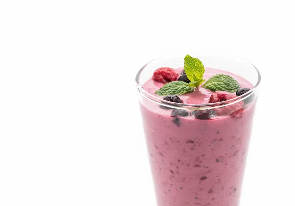 Смешанные ягоды с йогуртовым коктейлем — стоковое фото