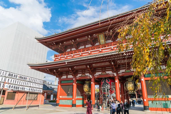 TOKYO-NOV 16: Pessoas lotadas no Templo Budista Sensoji em Novem — Fotografia de Stock