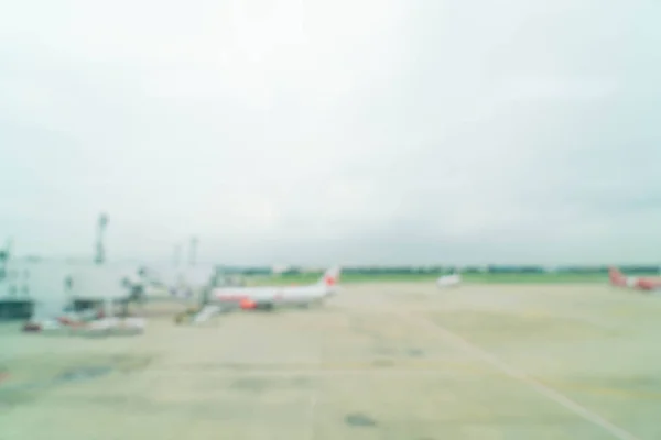 Vervaging van het vliegtuig bij vliegveld gate — Stockfoto