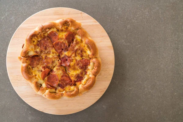 Pizza Pepperoni fatta in casa su piastra di legno — Foto Stock