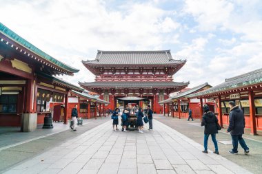 Tokyo-Kasım 16: Budist tapınağı Sensoji Novem tarihinde kalabalık insanlara