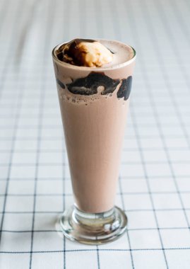 vanilyalı dondurma ile çikolata frappe