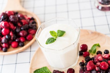 karışık meyveli Yoğurtlu