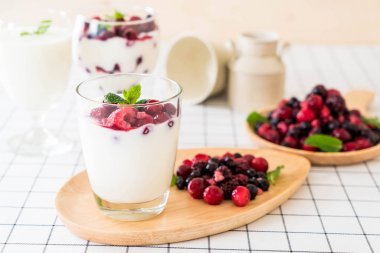 karışık meyveli Yoğurtlu