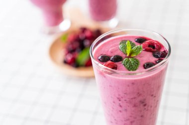karışık meyveli yoğurt smoothies ile