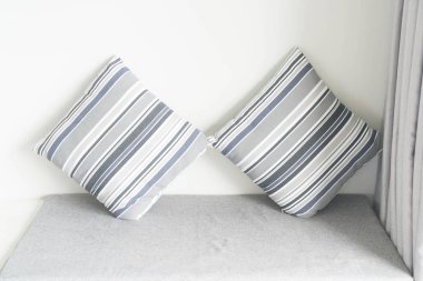 Oturma odasında kanepe dekorasyon güzel yastık 