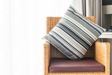 Kanepe oturma Interio dekorasyonda güzel lüks yastık