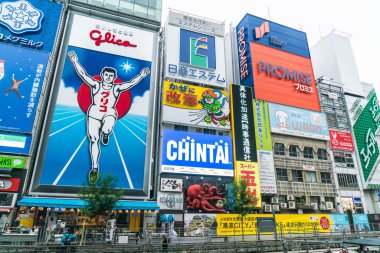 Osaka, Japonya - 19 Kasım 2016: Bir grup insan shopp için yürüyüş