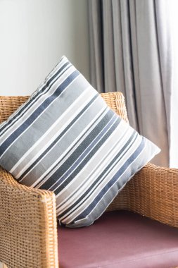 Kanepe oturma Interio dekorasyonda güzel lüks yastık