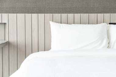 Beyaz yastık yatak yatak dekorasyon 