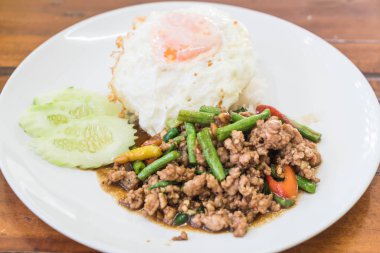 Kızarmış pilav heyecan ile tepesinde kıyılmış domuz eti ve fesleğen