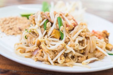 Karides veya karides Keçe Tay ile tavada kızartılmış erişte 