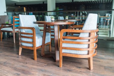 Teraslı bir salon Tablo ayarı 