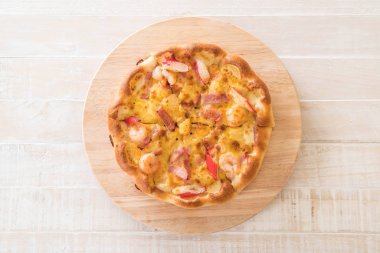 Ev yapımı hawaiian deniz ürünleri pizza