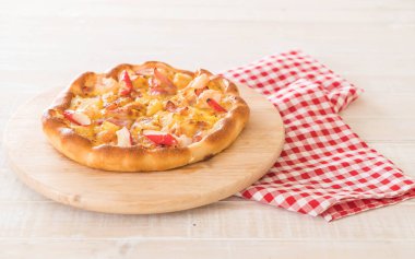 Ev yapımı hawaiian deniz ürünleri pizza