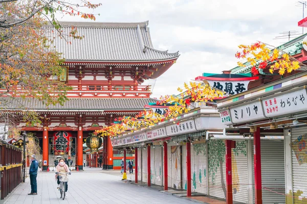 Toyko, Japão - 16 de novembro de 2016: Turistas caminham em Nakamise Dori — Fotografia de Stock