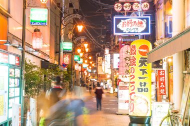Osaka, Japonya - 19 Kasım 2016: Bir grup insan shopp için yürüyüş
