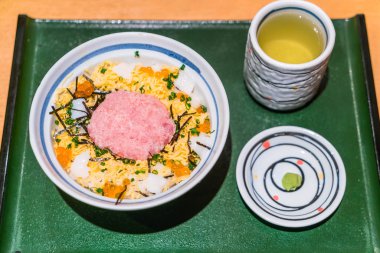 Çiğ balık ton balığı et tabağı üzerine