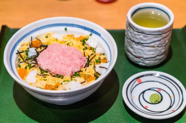 Çiğ balık ton balığı et tabağı üzerine