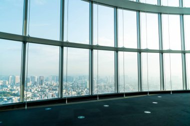 Tokyo Kulesi arka plan ile binanın pencere