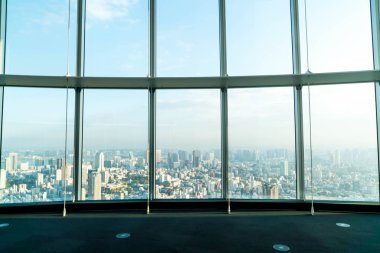Tokyo Kulesi arka plan ile binanın pencere