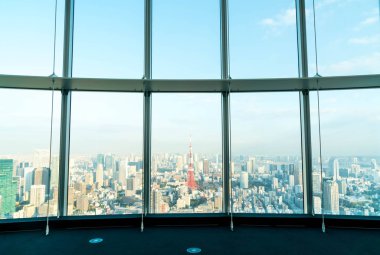 Tokyo Kulesi arka plan ile binanın pencere