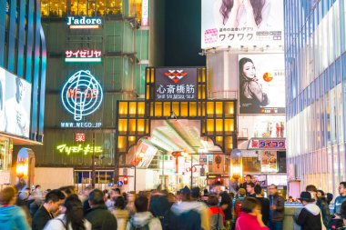 Osaka, Japonya - 19 Kasım 2016: Bir grup insan shopp için yürüyüş