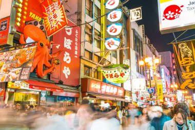 Osaka, Japonya - 19 Kasım 2016: Bir grup insan shopp için yürüyüş