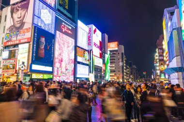 Osaka, Japonya - 19 Kasım 2016: Bir grup insan shopp için yürüyüş
