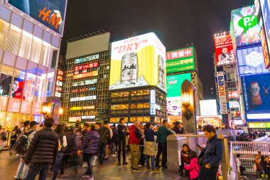Osaka, Japonya - 19 Kasım 2016: Bir grup insan shopp için yürüyüş