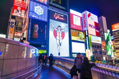 Osaka, Japonya - 19 Kasım 2016: Bir grup insan shopp için yürüyüş