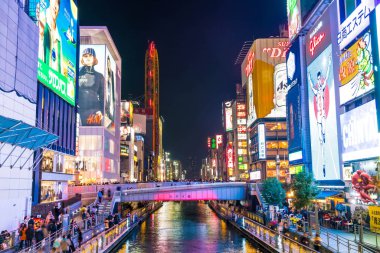 Osaka, Japonya - 19 Kasım 2016: Bir grup insan shopp için yürüyüş