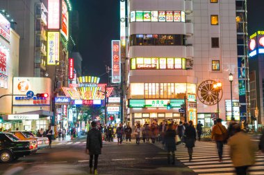 Osaka, Japonya - 19 Kasım 2016: Bir grup insan shopp için yürüyüş