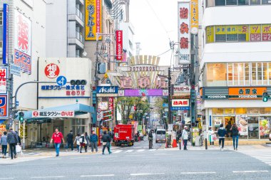 Osaka, Japonya - 19 Kasım 2016: Bir grup insan shopp için yürüyüş