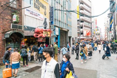 Osaka, Japonya - 19 Kasım 2016: Bir grup insan shopp için yürüyüş