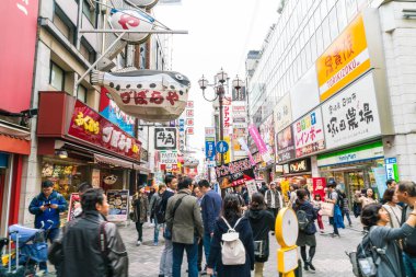 Osaka, Japonya - 19 Kasım 2016: Bir grup insan shopp için yürüyüş