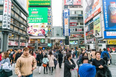 Osaka, Japonya - 19 Kasım 2016: Bir grup insan shopp için yürüyüş