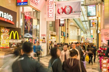 Osaka, Japonya - 19 Kasım 2016: Bir grup insan shopp için yürüyüş