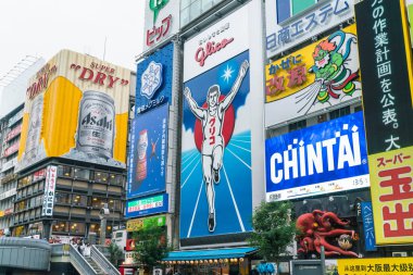 Osaka, Japonya - 19 Kasım 2016: Bir grup insan shopp için yürüyüş