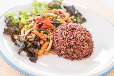 Berry pirinç tavada kızartılmış soya protein ve fesleğen ile 