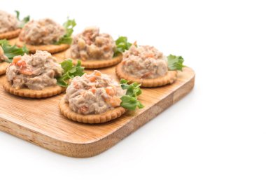 ton balıklı salata kraker ile